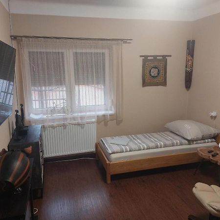 Fehér galamb apartman Gyal Bagian luar foto