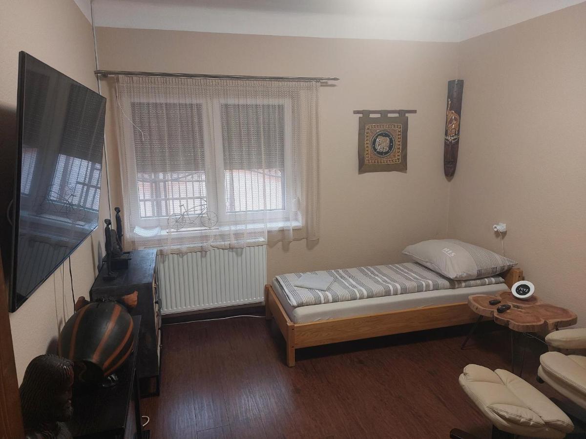 Fehér galamb apartman Gyal Bagian luar foto